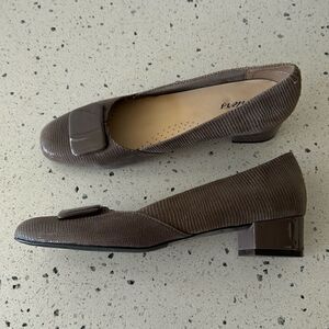 Trotters Delse Taupe Lizard Print Suede Leather Pumps Low Block Heel Women’s 8N